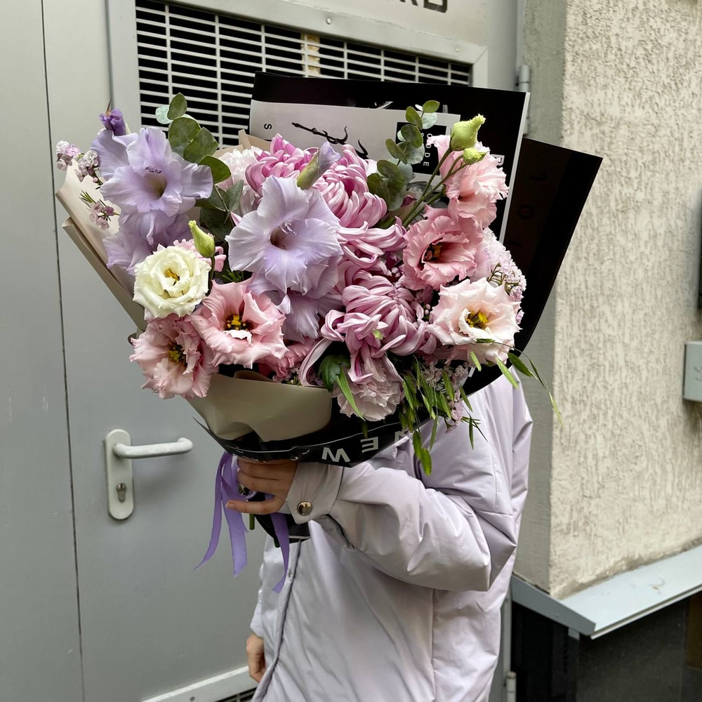 Тающий день: нежный букет с сезонными цветами