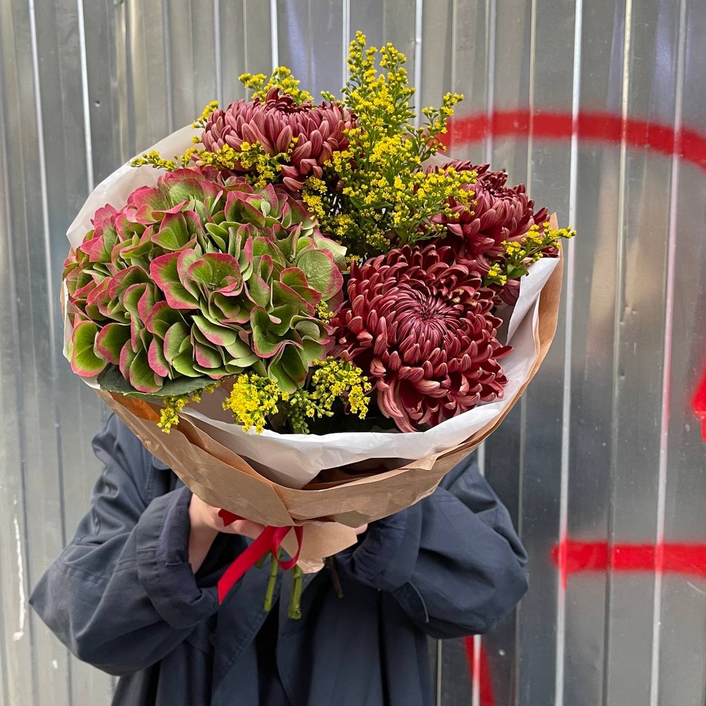 Дуновение осени: гортензия и сортовые хризантемы по цене 3772 ₽ - купить в  RoseMarkt с доставкой по Санкт-Петербургу