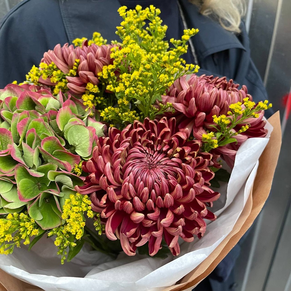 Дуновение осени: гортензия и сортовые хризантемы