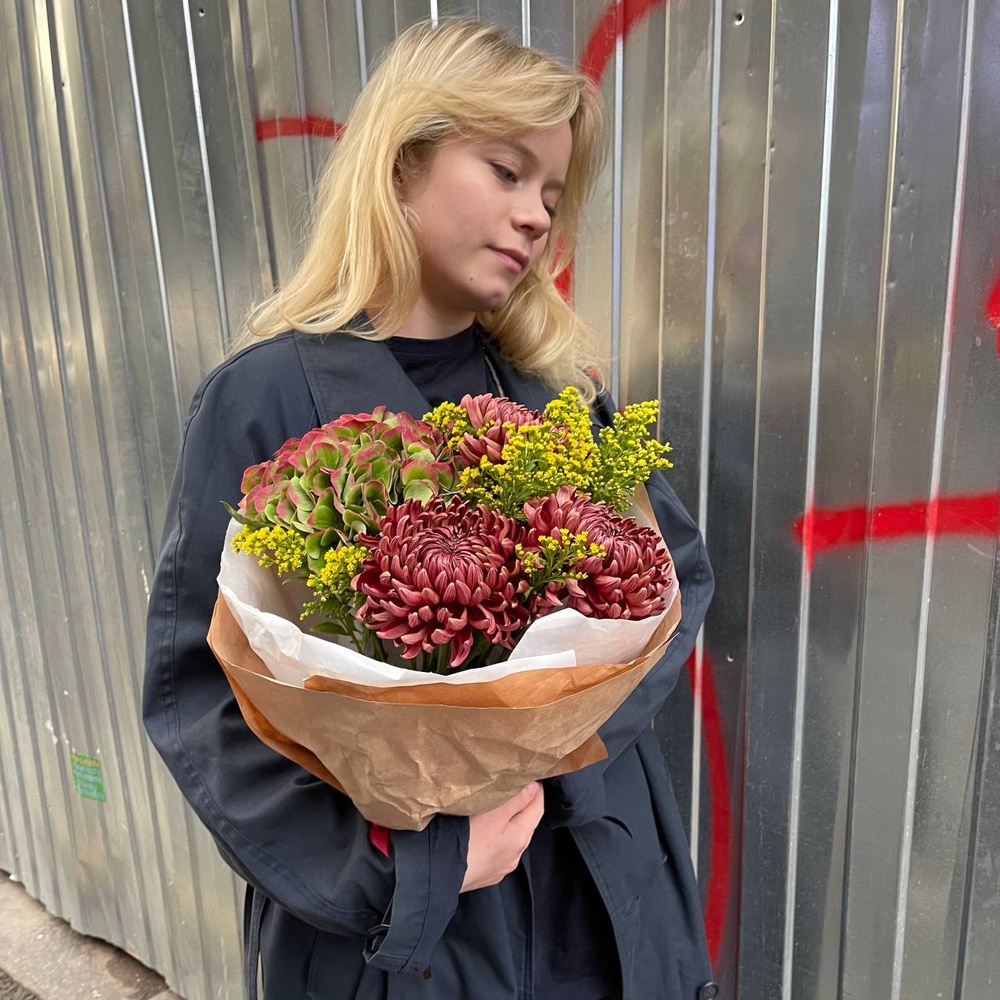 Дуновение осени: гортензия и сортовые хризантемы в Санкт-Петербурге