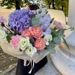 Туманное утро: гортензия, пионовидные розы и другие цветы в Санкт-Петербурге - Фотография 1