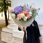 Туманное утро: гортензия, пионовидные розы и другие цветы в Санкт-Петербурге - Фотография 7