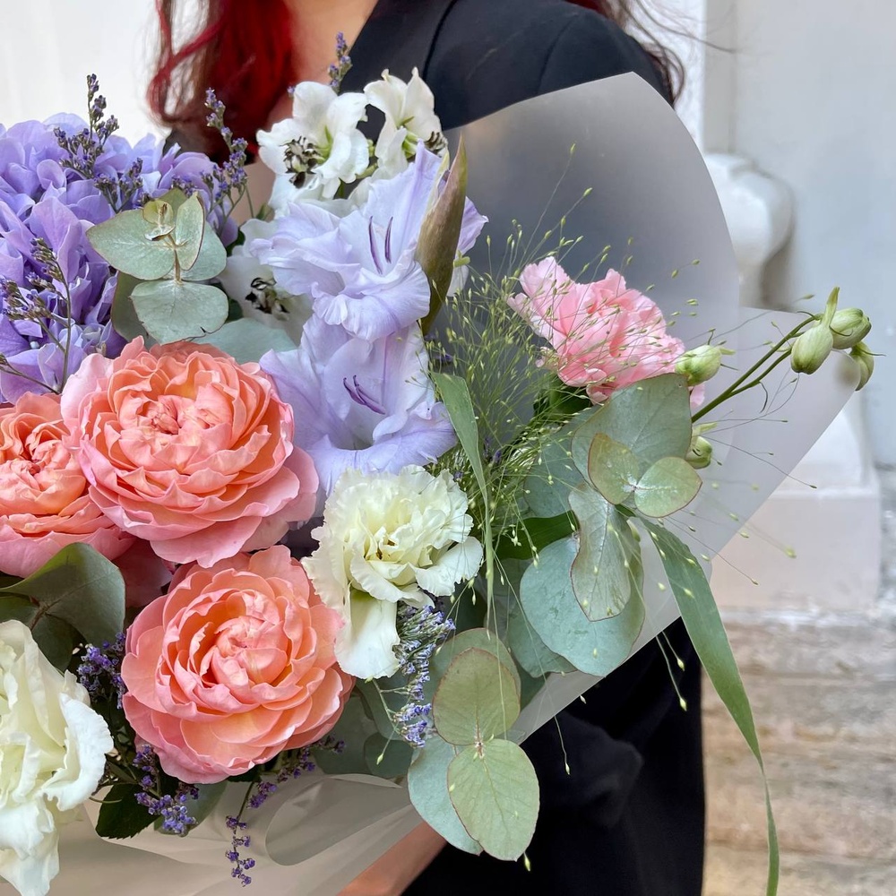 Туманное утро: гортензия, пионовидные розы и другие цветы