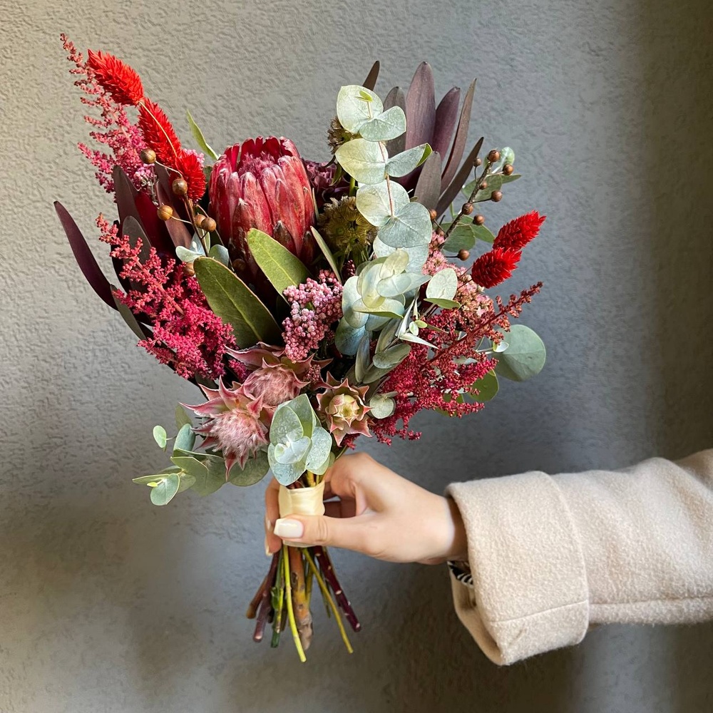 Шантарам: свадебный букет в бордовой гамме