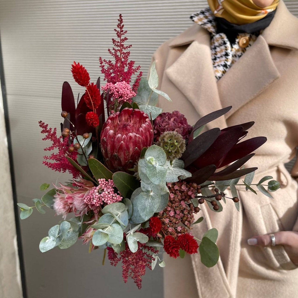 Шантарам: свадебный букет в бордовой гамме