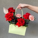 Пунцовые качели: эффектная роза, колючки и другие цветы с доставкой по СПб - Фотография 1