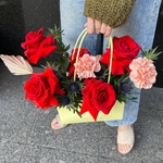 Пунцовые качели: эффектная роза, колючки и другие цветы с доставкой по СПб - Фотография 10