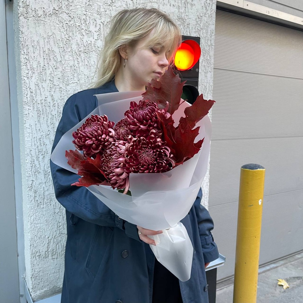 Ночная мгла: сортовая хризантема и листья дуба