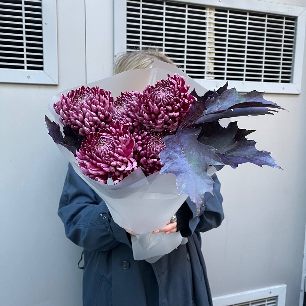 Пурпур заката: сортовая хризантема и листья дуба в Санкт-Петербурге