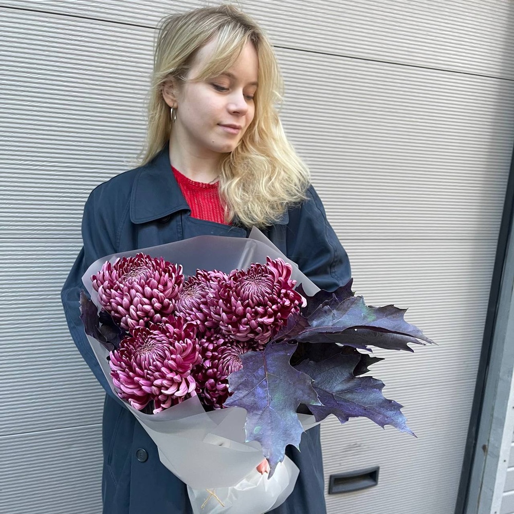 Пурпур заката: сортовая хризантема и листья дуба