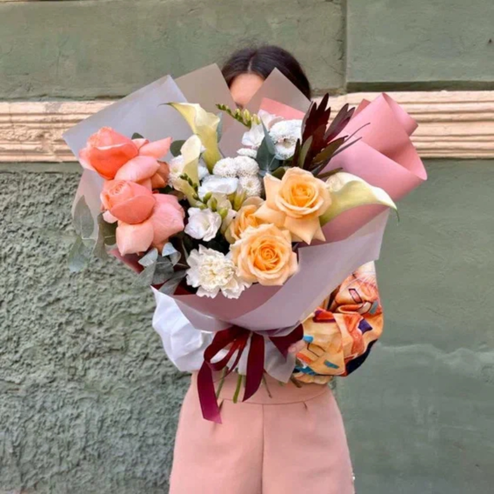 Букет для водолея: пионовидная роза, каллы и другие цветы