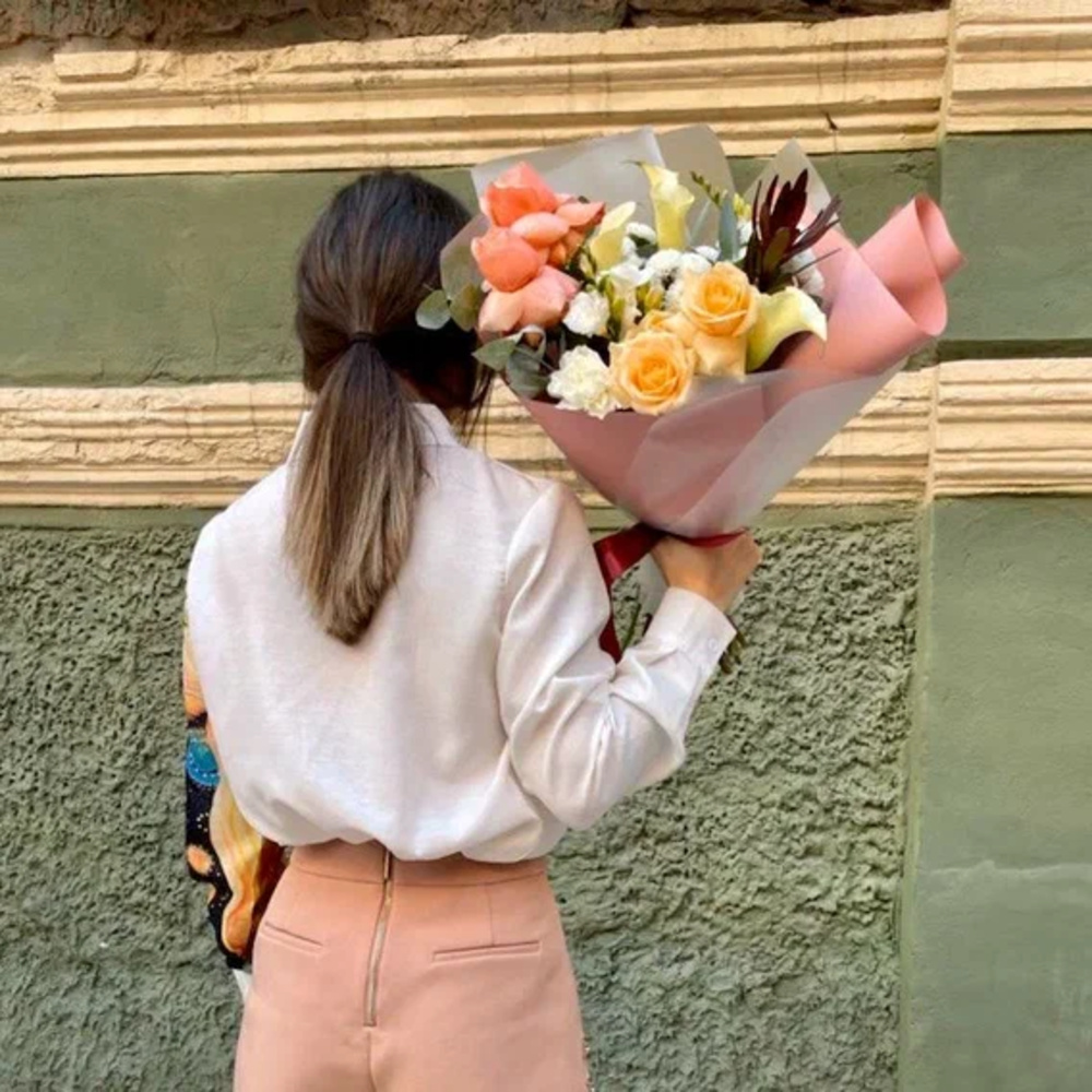 Букет для водолея: пионовидная роза, каллы и другие цветы