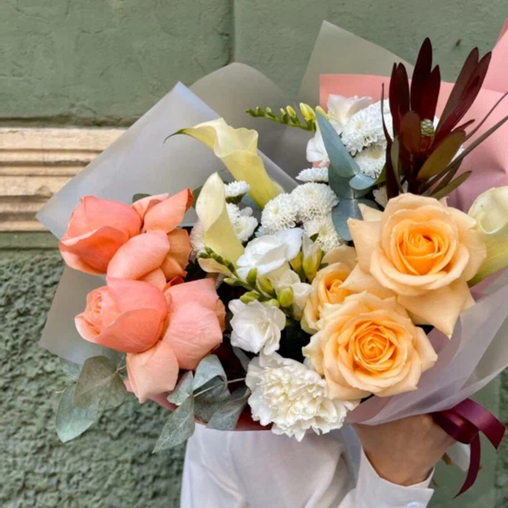 Букет для водолея: пионовидная роза, каллы и другие цветы