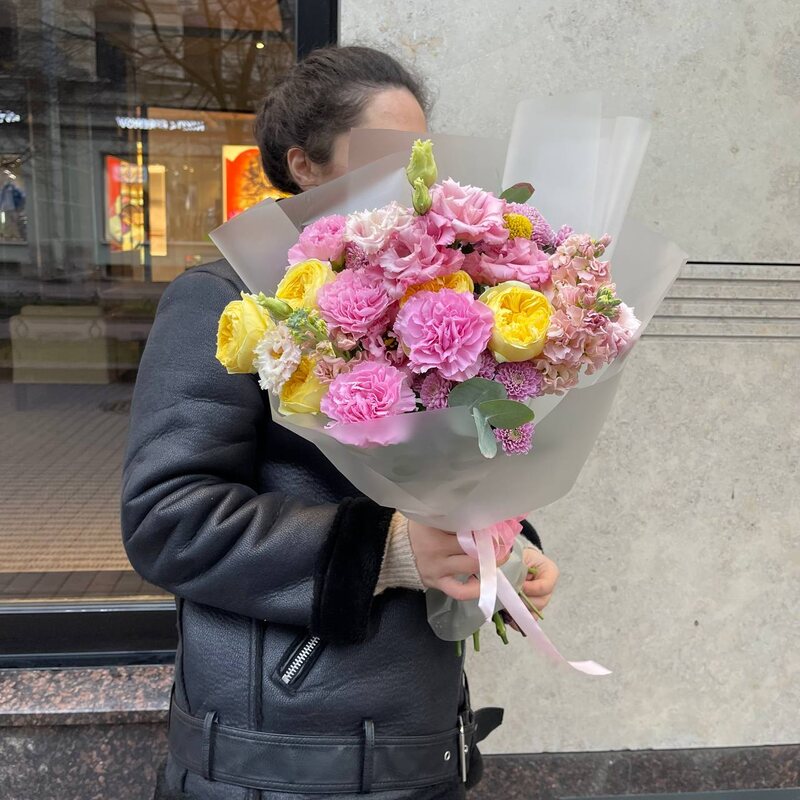 Воздушный поцелуй: пионовидные розы, лизиантус + аквабокс и переноска
