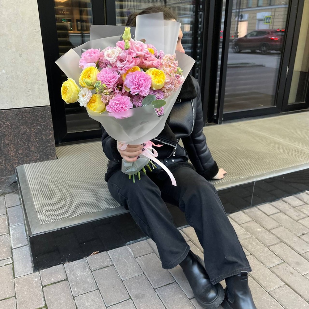 Воздушный поцелуй: пионовидные розы, лизиантус и другие цветы в Санкт-Петербурге