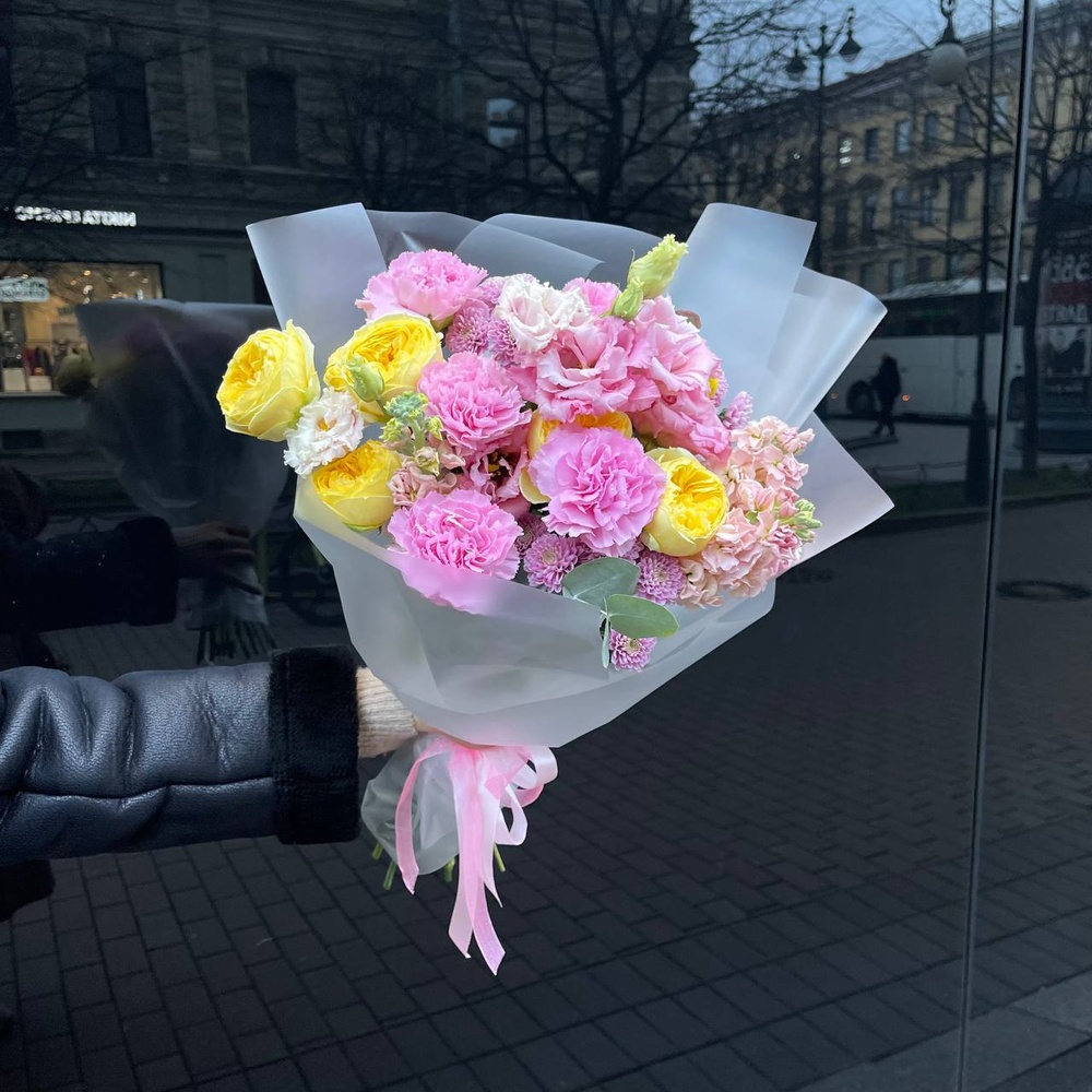 Воздушный поцелуй: пионовидные розы, лизиантус и другие цветы + аквабокс и коробка-переноска