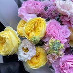 Воздушный поцелуй: пионовидные розы, лизиантус и другие цветы в Санкт-Петербурге - Фотография 3