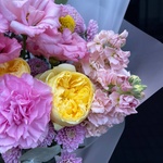 Воздушный поцелуй: пионовидные розы, лизиантус и другие цветы в Санкт-Петербурге - Фотография 5