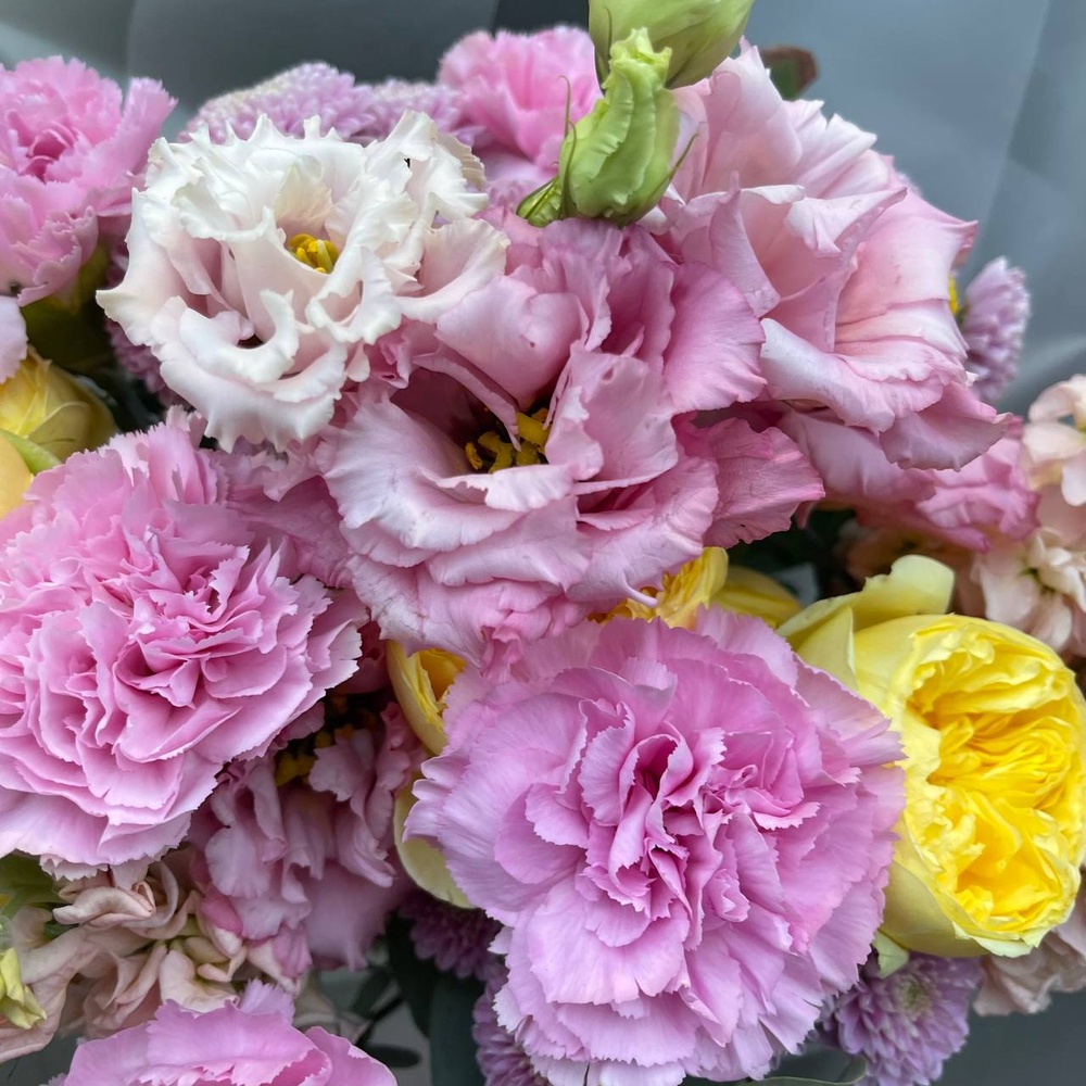 Воздушный поцелуй: пионовидные розы, лизиантус и другие цветы + аквабокс и коробка-переноска