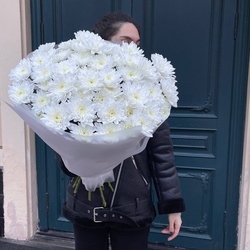 Букет «Белый шелк: 11 кустовых хризантем с аквабоксом и коробкой-переноской» Букет «Белый шелк: 11 кустовых хризантем с аквабоксом и коробкой-переноской»