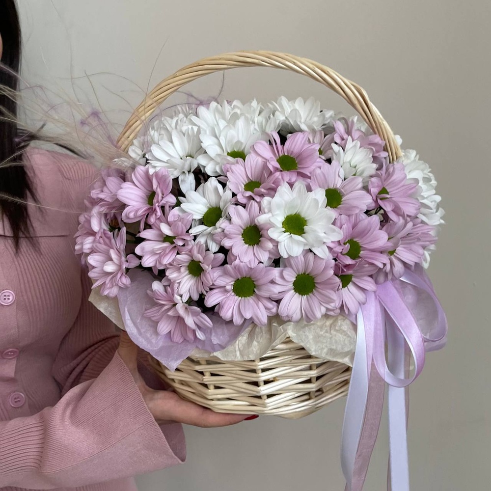 Нежное прикосновение: корзина с белыми и сиреневыми хризантемами
