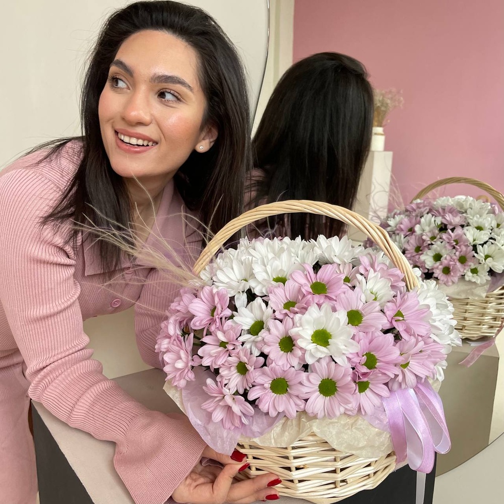 Нежное прикосновение: корзина с белыми и сиреневыми хризантемами