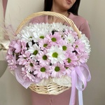 Нежное прикосновение: корзина с белыми и сиреневыми хризантемами с доставкой по СПб - Фотография 1
