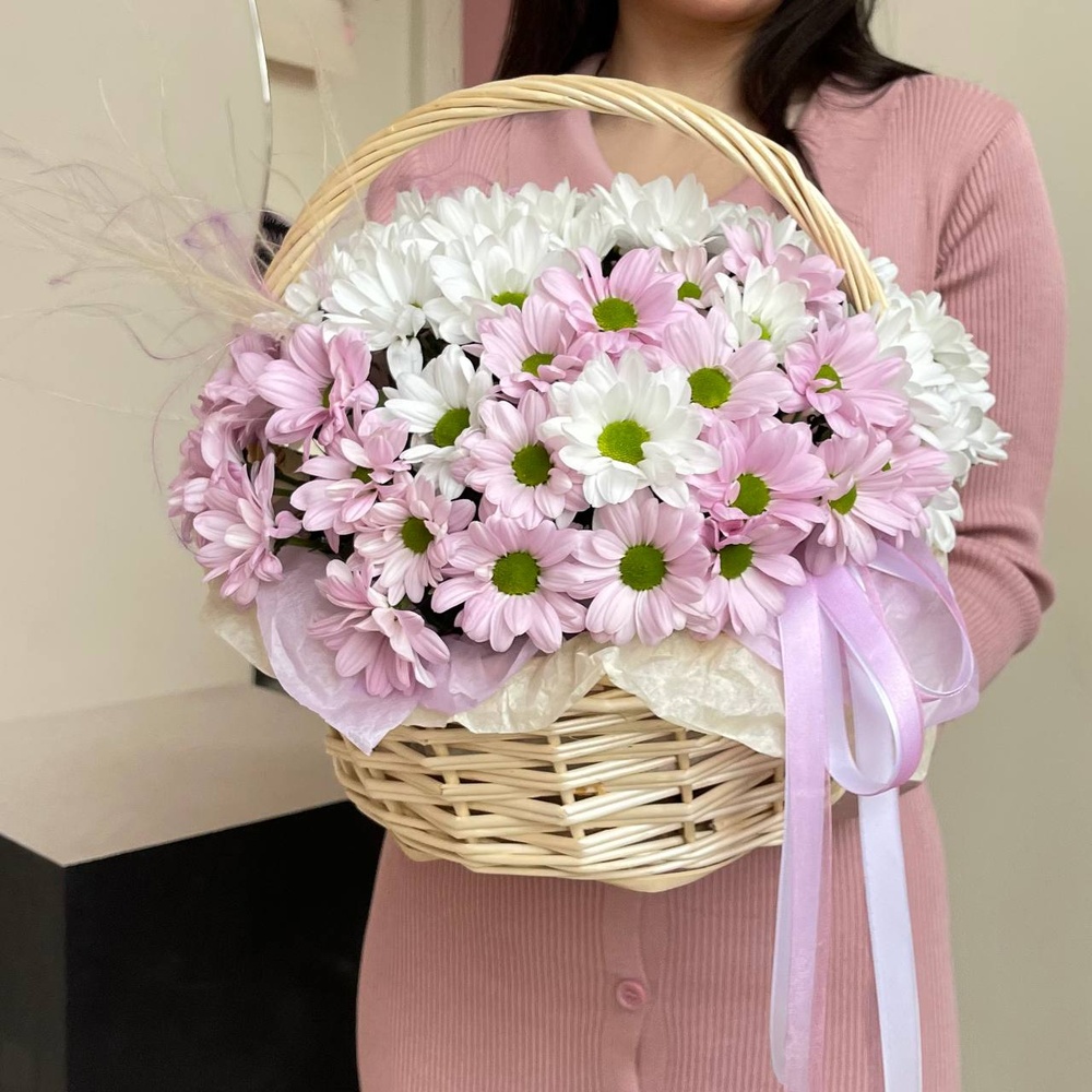 Нежное прикосновение: корзина с белыми и сиреневыми хризантемами