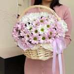 Нежное прикосновение: корзина с белыми и сиреневыми хризантемами с доставкой по СПб - Фотография 4
