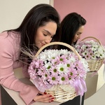 Нежное прикосновение: корзина с белыми и сиреневыми хризантемами с доставкой по СПб - Фотография 3