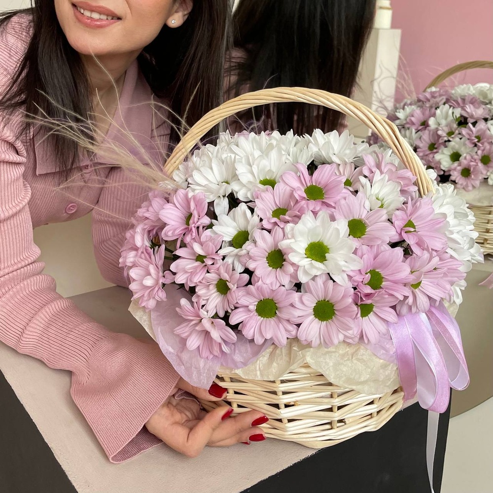 Нежное прикосновение: корзина с белыми и сиреневыми хризантемами
