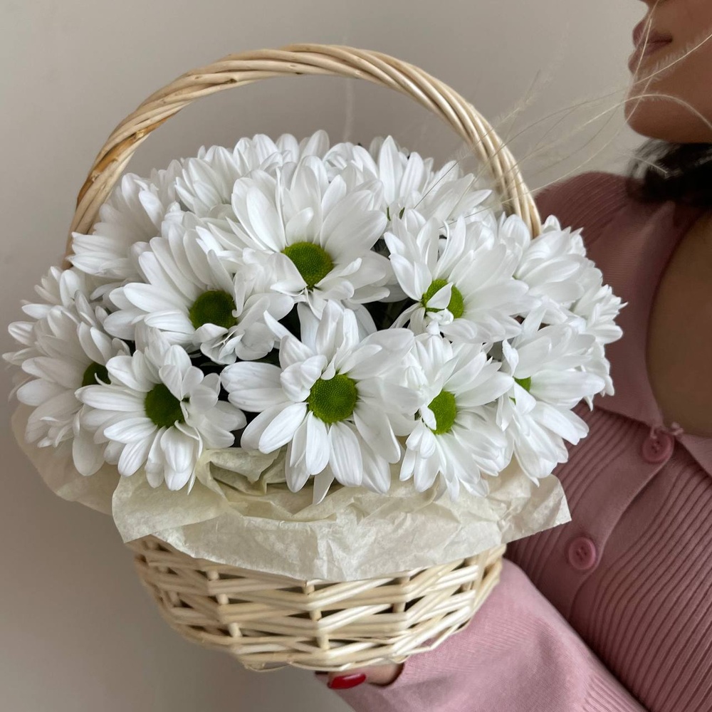 Нежное прикосновение: корзина с белыми хризантемами