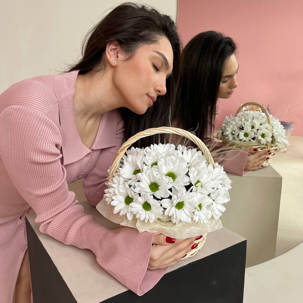 Нежное прикосновение: корзина с белыми хризантемами