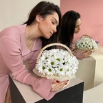 Нежное прикосновение: корзина с белыми хризантемами с доставкой по СПб - Фотография 2