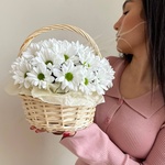 Нежное прикосновение: корзина с белыми хризантемами с доставкой по СПб - Фотография 3
