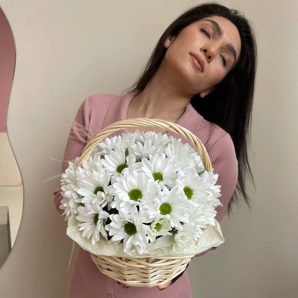 Нежное прикосновение: корзина с белыми хризантемами