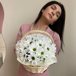 Нежное прикосновение: корзина с белыми хризантемами с доставкой по СПб - Фотография 5