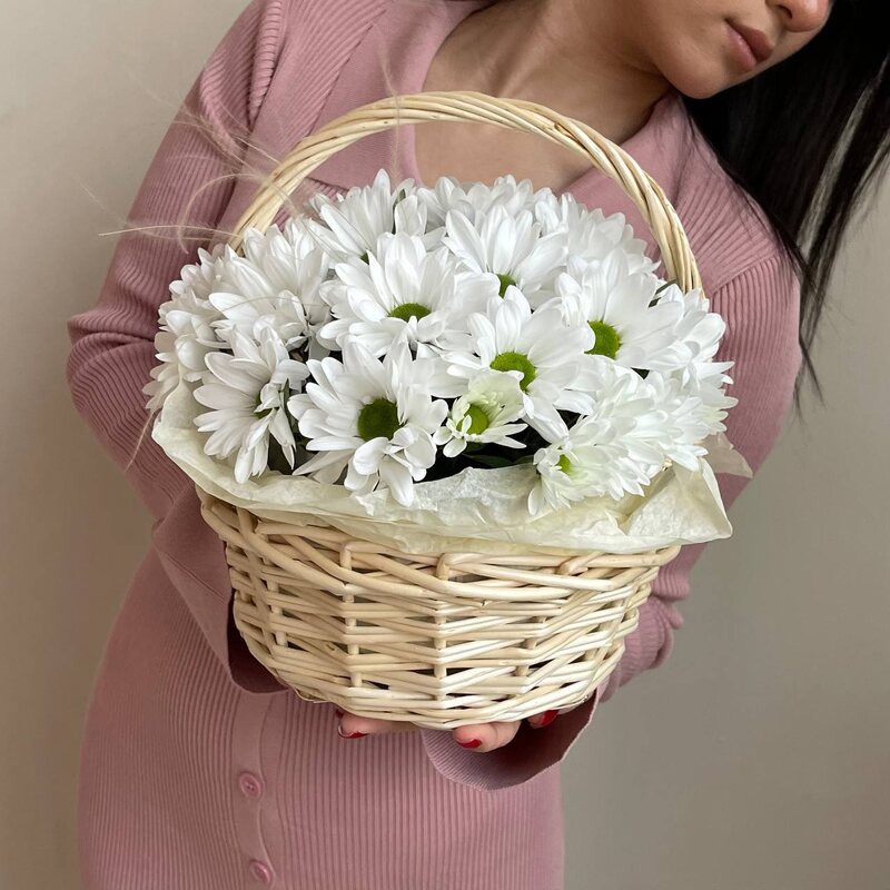 Нежное прикосновение: корзина с белыми хризантемами
