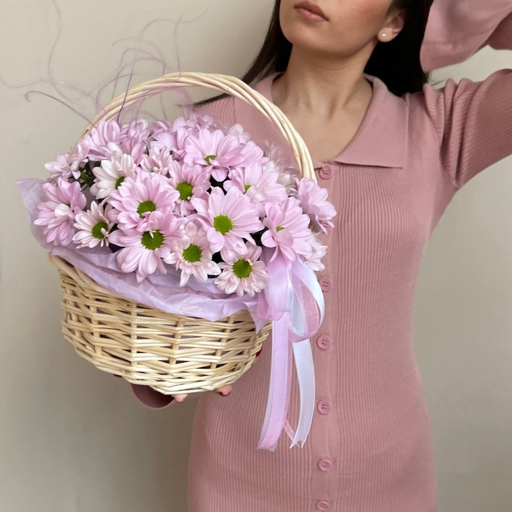 Нежное прикосновение: корзина с сиреневыми хризантемами