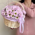 Нежное прикосновение: корзина с сиреневыми хризантемами с доставкой по СПб - Фотография 1