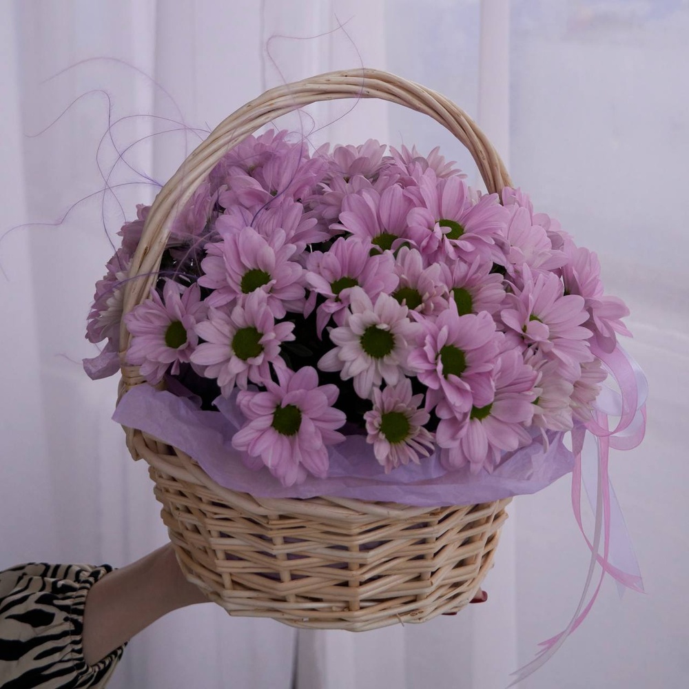 Нежное прикосновение: корзина с сиреневыми хризантемами