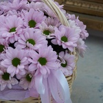 Нежное прикосновение: корзина с сиреневыми хризантемами с доставкой по СПб - Фотография 4