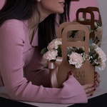 Моей родной: сумка с кремовой гвоздикой с доставкой по СПб - Фотография 1