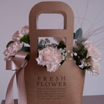 Моей родной: сумка с кремовой гвоздикой с доставкой по СПб - Фотография 3