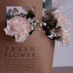 Моей родной: сумка с кремовой гвоздикой с доставкой по СПб - Фотография 4