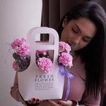 Моей родной: сумка с розовой гвоздикой с доставкой по СПб - Фотография 1