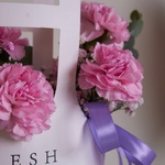 Моей родной: сумка с розовой гвоздикой с доставкой по СПб - Фотография 4