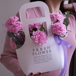 Моей родной: сумка с розовой гвоздикой с доставкой по СПб - Фотография 3