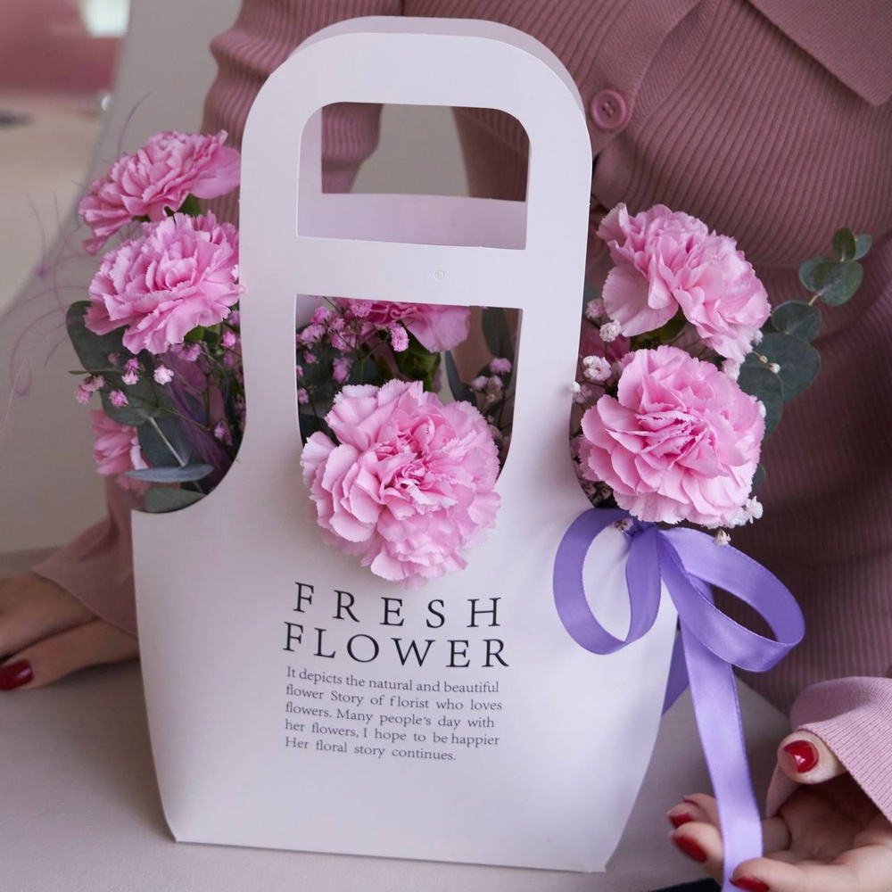 Моей родной: сумка с розовой гвоздикой