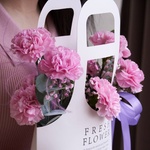 Моей родной: сумка с розовой гвоздикой с доставкой по СПб - Фотография 5